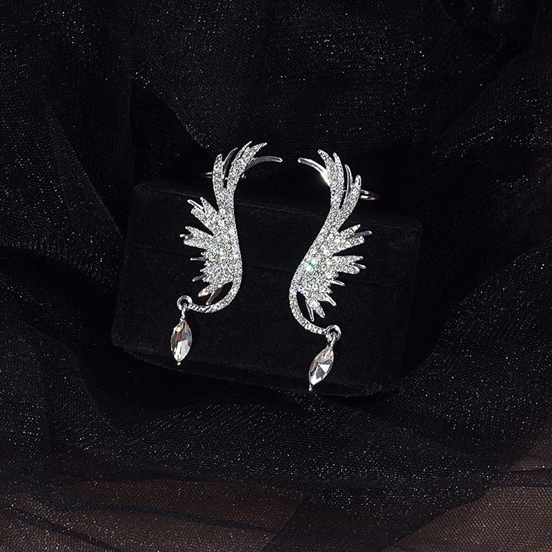 Boucles d’Oreilles Ailes Cristal – Éclat Céleste & Pampilles